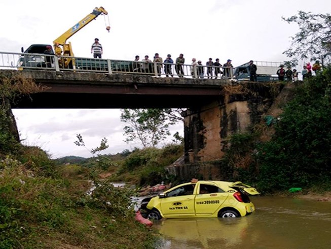 Taxi rơi xuống cầu, 4 người gặp nạn - 1