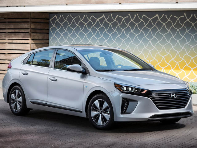 Hyundai Ioniq PHEV 2018 có giá từ 566 triệu đồng - 1