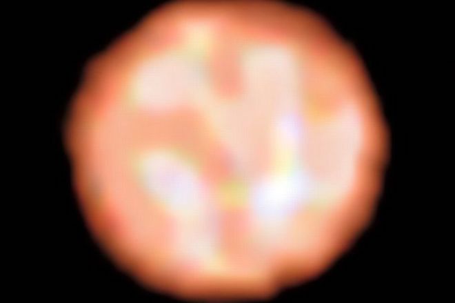 Một ngôi sao lớn gấp 350 lần Mặt Trời đang phình ra hàng trăm lần - 1