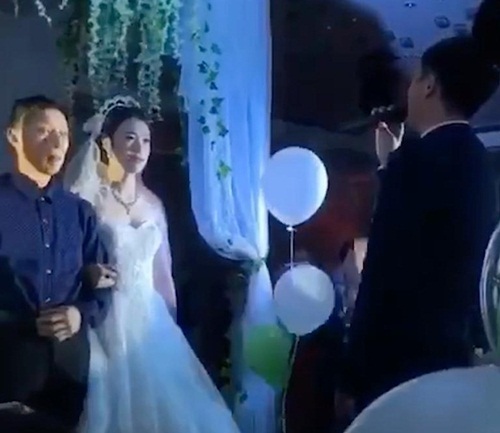 Trong đám cưới, chú rể xung phong hát một bài khiến bố vợ tái mặt - 1