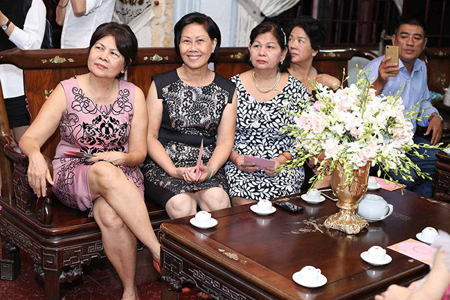 Các cô dì họ nhà gái chuẩn bị quà mừng cưới Lâm Khánh Chi.