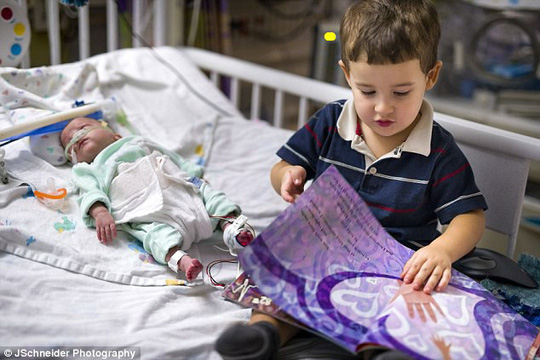 Bị sinh non trước 4 tháng, bé gái nhỏ như lon Coca - 5