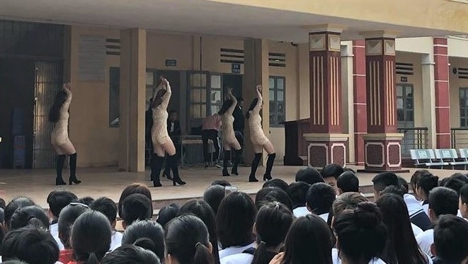 Clip nhảy sexy trước mặt học sinh ở Hà Nội gây tranh cãi - 1