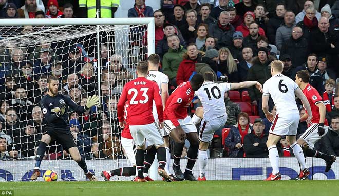 Lukaku lại &#34;kiến tạo&#34; cho đối thủ, fan MU xin đừng về phòng ngự - 1