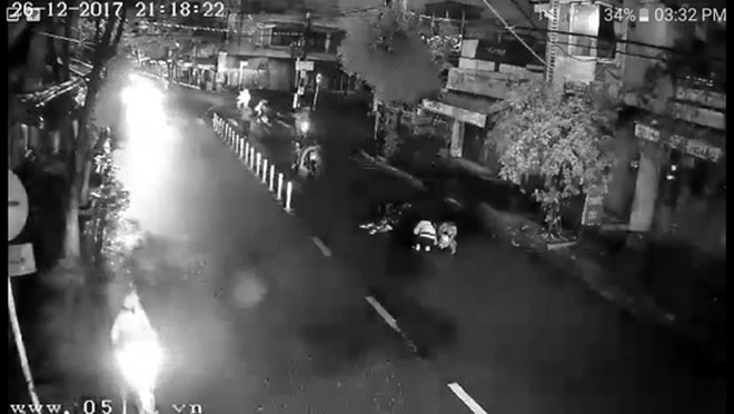 Truy tìm nhóm đối tượng chém 2 thanh niên giữa đường phố - 2