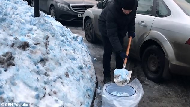 Tuyết màu xanh phủ kín thành phố Nga khiến dân hoang mang - 1