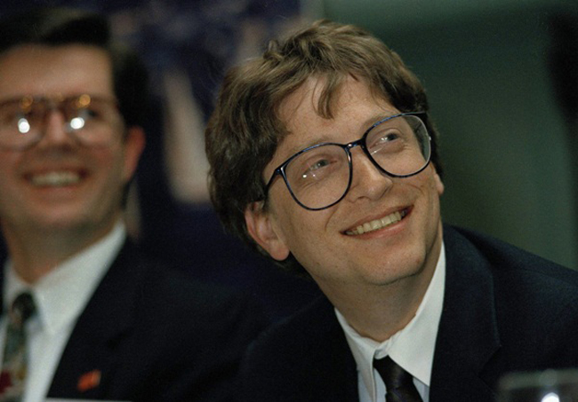 Gates sau đó đáp trả: “Nếu Jobs tin vậy, có lẽ anh ta đang ảo tưởng sức mạnh rồi”.
