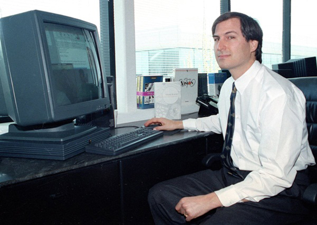 Năm 1985, Steve Jobs rời khỏi Apple, sáng lập hãng máy tính NeXT. Tuy không còn là ‘địch thủ’ trên thương trường nhưng mối quan hệ giữa ông và Bill Gates vẫn chưa thể cải thiện.