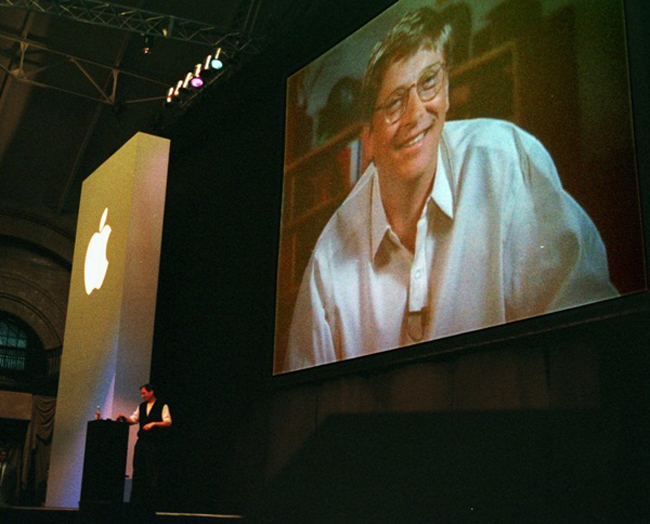 Đến năm 1997, Jobs trở thành CEO của Apple. Trong buổi phát biểu đầu tiên tại sự kiện Macworld, Jobs tuyên bố nhận khoản đầu tư từ Microsoft để giúp Apple tồn tại. Hình ảnh Bill Gates xuất hiện trên màn hình lớn, được phát thông qua vệ tinh đã khiến khán giả la ó.