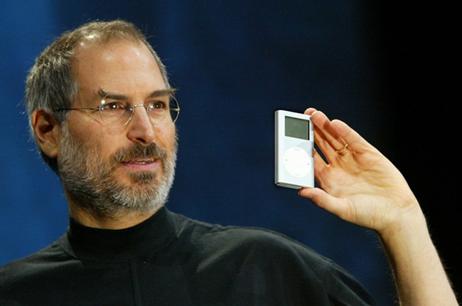 Khi Apple ra mắt iPod năm 2001, Gates lại gửi một email khác: "Tôi nghĩ mình cần một kế hoạch để chứng minh rằng dù Jobs đã đi trước nhưng chúng ta có thể đi nhanh hơn, bắt kịp và làm tốt hơn".