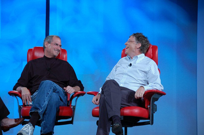 Liên tục ‘đả kích’ nhau trên thương trường nhưng thực tế, Steve Jobs và Bill Gates vẫn dành cho nhau sự tôn trọng. Khi cùng xuất hiện trong một hội nghị vào năm 2007, Gates nói rằng: "Tôi phải đánh đổi rất nhiều để có được ‘mùi vị' của Jobs".