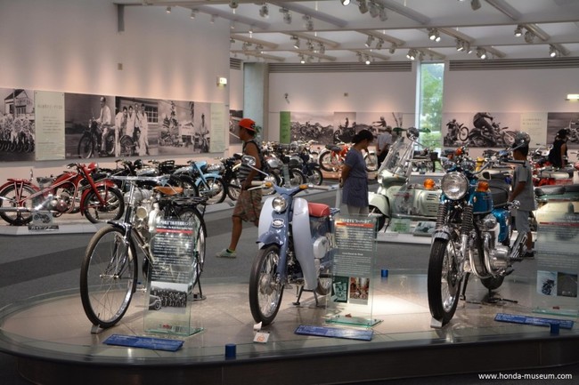 Xe đạp máy 1946 Honda Bicycle-Mount Auxilary Engine được phát triển sau Thế chiến II ở Nhật Bản. Ảnh phía trái ngoài cùng.