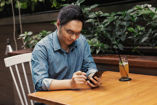 Phía sau chiếc điện thoại là giấc mơ thành công - 1