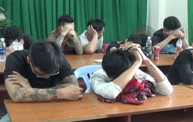 2 cô gái lắc lư điên cuồng cùng 23 thanh niên trong quán karaoke - 2