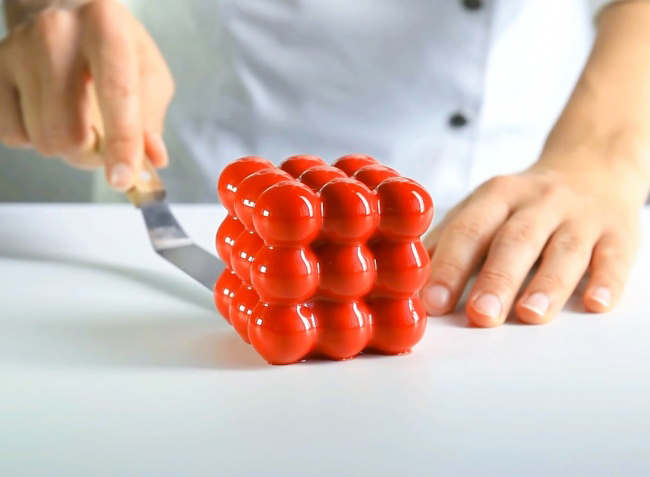Món tráng miệng hình học: Chiếc bánh độc đáo này được tạo ra bởi thiên tài Dinara Kasko. Cô có bằng cấp về kiến trúc nhưng lại tìm thấy niềm đam mê với bánh ngọt. Cô đã sử dụng phần mềm máy in 3D để tạo ra lớp vỏ bánh bên ngoài và khuôn silicone để định hình. Đây có thể gọi là một kiệt tác trong ẩm thực.