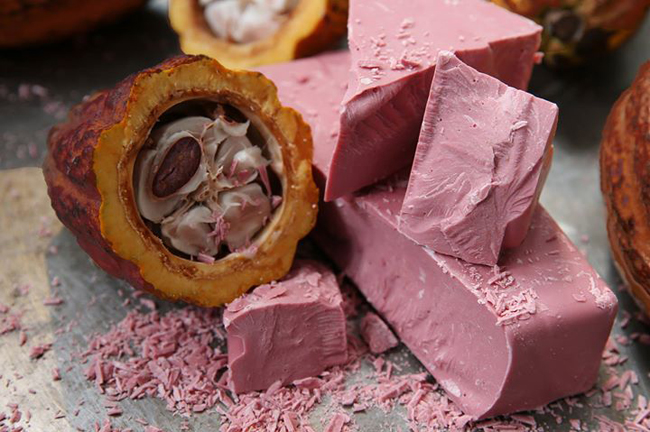 Socola màu hồng: Loại socola đặc biệt này được tạo ra nhưng không có bất kì một loại quả mọng, hay màu sắc, hương vị nào được thêm vào. Nó được làm từ hạt ca cao ruby, không có vị đắng, mùi vị ngọt thơm.