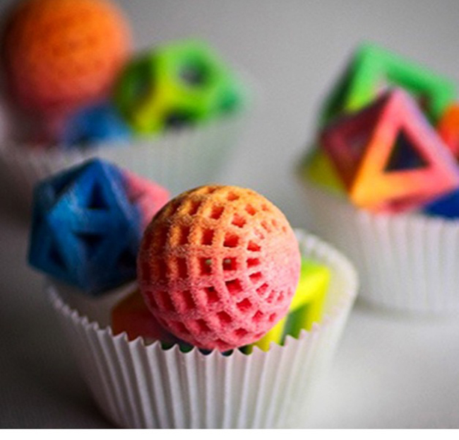 Bánh kẹo in 3D: Chỉ cần chọn nguyên liệu từ socola, vani, bạc hà, trái cây sau đó bấm nút và in nó ra. Với công nghệ hiện đại, người ta hoàn toàn có thể biến những món ăn thành tạo hình 3D.