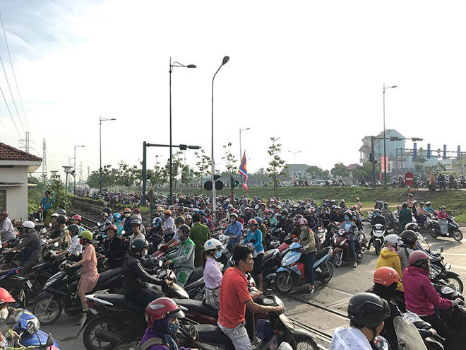 Chồng khóc ngất khi vợ bị tàu kéo lê ở Thủ Đức - 2