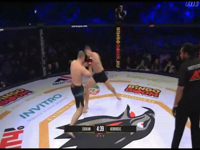 MMA: 30 giây ”tạt cánh đánh đầu”, hàng thải UFC nhập viện