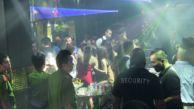 Hơn trăm cảnh sát đột kích 2 quán bar hạng sang giữa trung tâm SG - 1