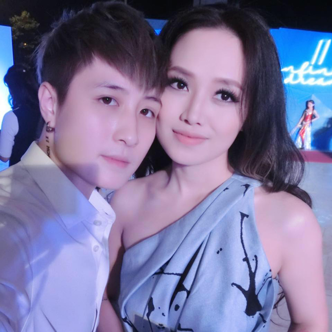 Kể từ khi công khai chuyện tình yêu, hình ảnh thân mật của Ngọc Trang và Lê Thảo Linh (nick name Lin Jay) xuất hiện khắp các trang mạng xã hội. 