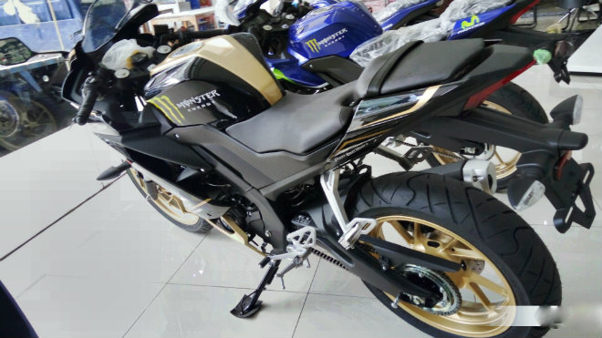 Yamaha R15 v3.0 độ màu về đại lý giá 57,84 triệu đồng - 3