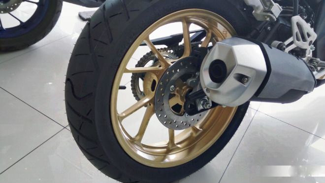 Yamaha R15 v3.0 độ màu về đại lý giá 57,84 triệu đồng - 2
