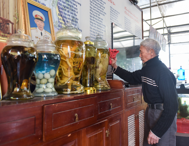 Lão nông ngâm rượu giống “gà chúa”, khách trả trăm triệu cũng không bán - 3