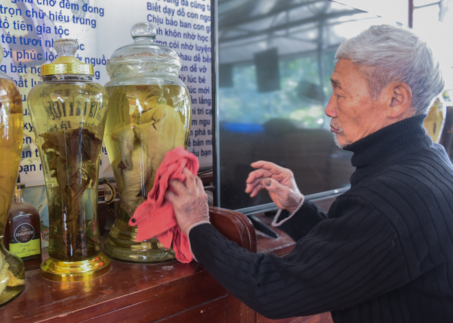 Lão nông ngâm rượu giống “gà chúa”, khách trả trăm triệu cũng không bán - 6