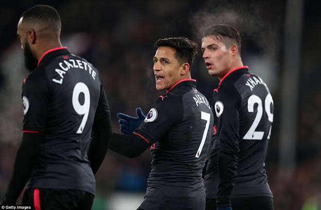 Sanchez nổi loạn: Phá nát phòng thay đồ Arsenal, Wilshere suýt tẩn vỡ mặt - 1