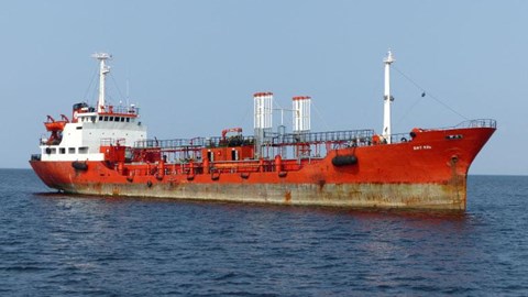Tàu Nga bí mật bơm dầu cho Triều Tiên ngay giữa biển? - 1