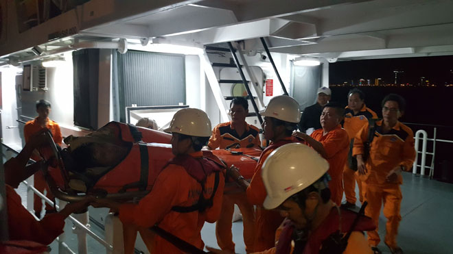 Ngư dân nhảy xuống biển cứu đồng nghiệp gặp nạn - 1