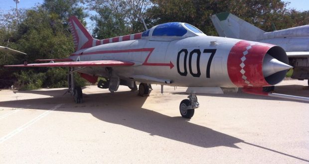 Israel dùng mỹ nhân bắt tiêm kích MiG-21 bay từ Iraq sang &#34;nộp mạng&#34; - 3