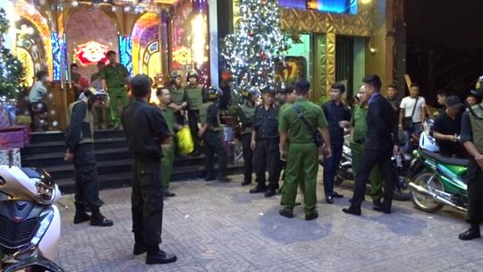 Biên Hòa: Đột kích quán bar, tạm giữ gần 200 người - 1
