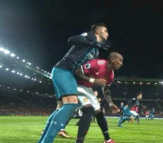 MU hòa như thua: Mất 2 trò cưng, Mourinho vẫn khen trọng tài - 2