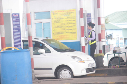 Tài xế dùng ô tô &#34;cố thủ&#34; giữa trạm BOT Nam Bình Định đòi giảm giá vé - 1