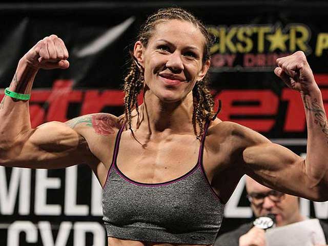 “Nữ người máy” UFC sức mạnh khủng khiếp, không ngán đàn ông?