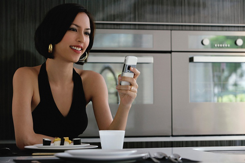 Chồng mở cửa ra, cô ta đã "tót" vào - 1