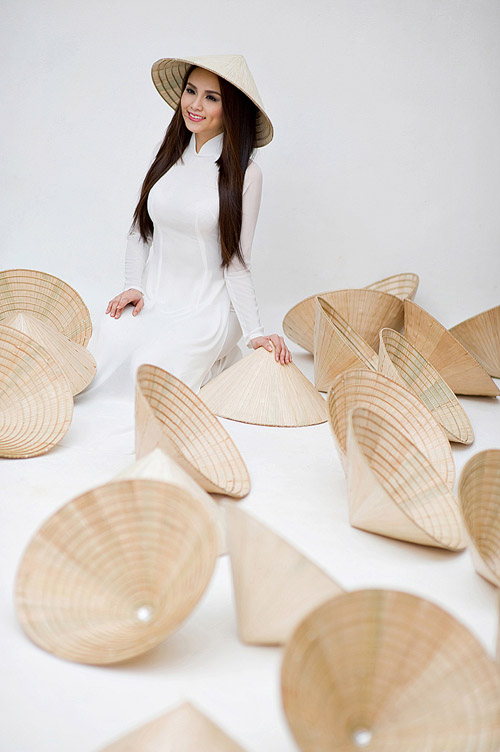 Diễm Hương mặc áo dài, đội nón bài thơ - 4