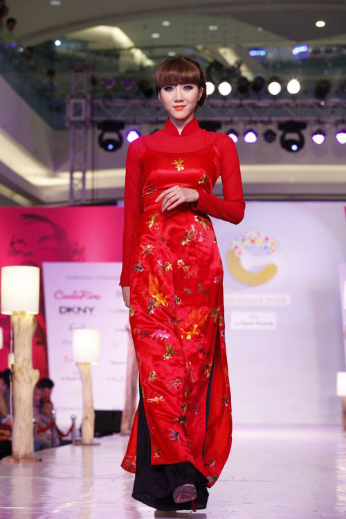 Ngọc Quyên mặc áo dài trị giá 27,5 triệu - 2