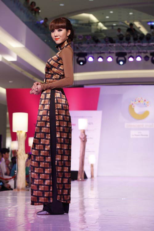 Ngọc Quyên mặc áo dài trị giá 27,5 triệu - 6