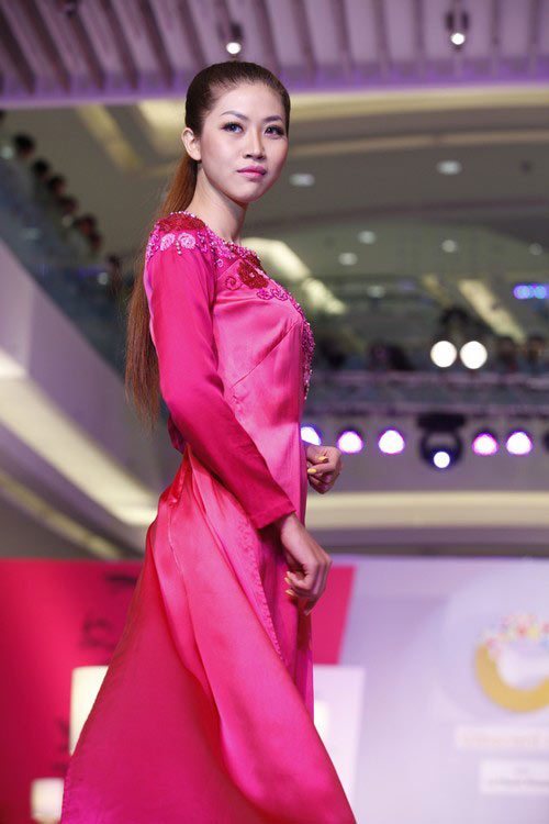 Ngọc Quyên mặc áo dài trị giá 27,5 triệu - 12