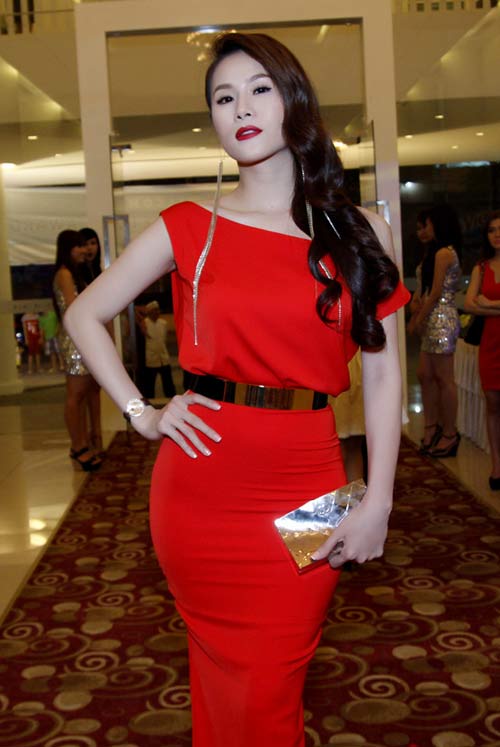 Hoa tai dài “đổ bộ” showbiz Việt - 4