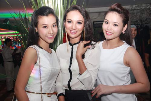 Hoa tai dài “đổ bộ” showbiz Việt - 9