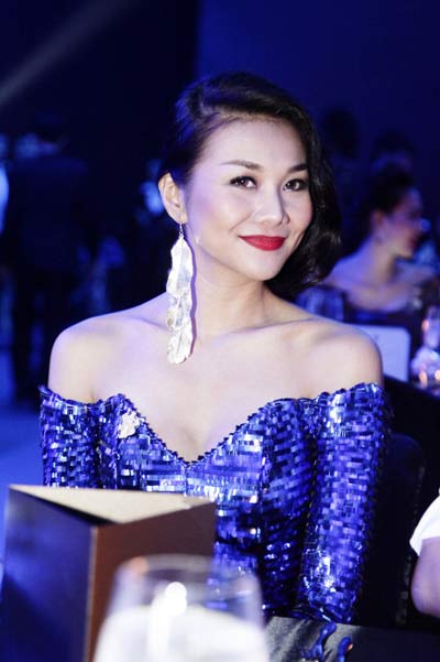 Hoa tai dài “đổ bộ” showbiz Việt - 7