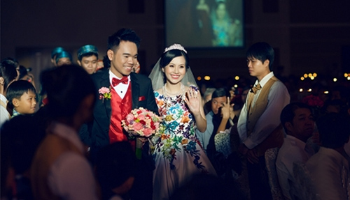 Huyền Trang khoe váy cưới được tặng - 3