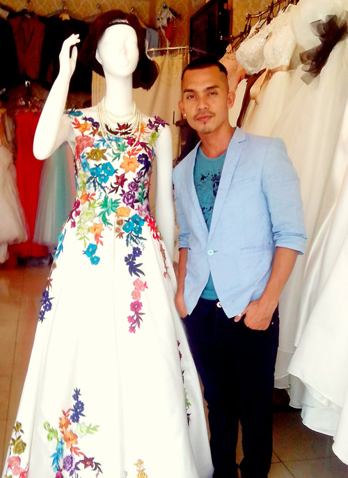 Huyền Trang khoe váy cưới được tặng - 2