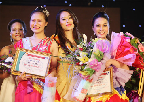 Sinh viên vừa mất đã thi sắc đẹp: Vô cảm - 2