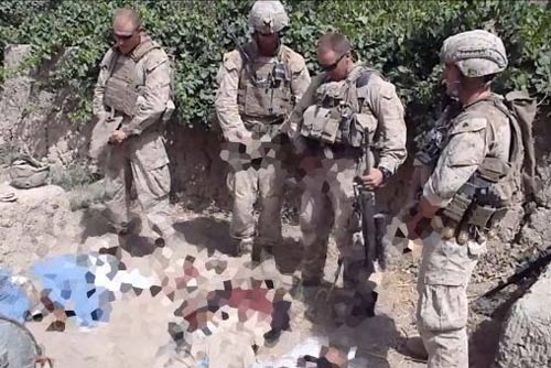 Xử lính Mỹ tè lên xác quân Taliban - 1