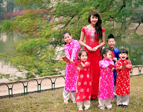 Hot girl Nga Tây vui Tết cùng các em thơ - 8